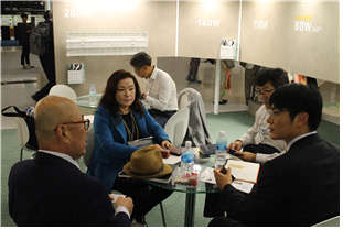 2015국제광산업전시회 해외바이어 초청 수출상담회에서는 미국 일본 중국 독일 남미를 비롯한 27개국에서 광 관련 바이어 196명이 참가해 국내 광통신 및 LED 조명업체들과 670여 건의 상담을 벌였다. 수출상담 효과가 3200억 원에 이르는 것으로 잠정 집계됐다.  한국광산업진흥회 제공